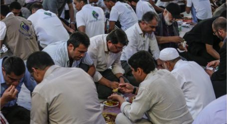 مؤسسة تركية تنظم إفطارا جماعيا لـ 600 يتيم في غزة