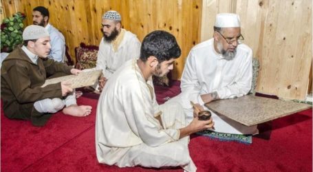 في المغرب يحفظون القرآن ويرتلونه على الألواح الخشبية