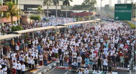 أندونيسيا.. آلاف المسلمين يصلون تراويح أول ليلة من رمضان