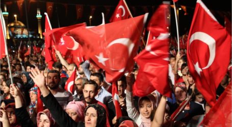 الأتراك يتظاهرون “صونا للديمقراطية” لليوم السادس على التوالي