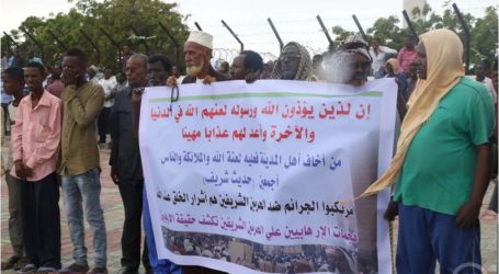مئات الصوماليين يحتشدون في مقديشو تنديدا بالتفجير قرب المسجد النبوي الشريف