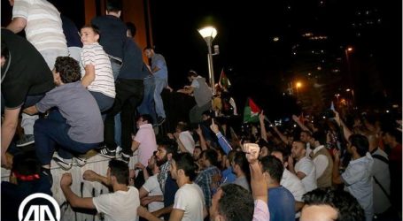 أتراك يقتحمون القنصلية “الإسرائلية” احتجاجا على القصف الجوي على غزة