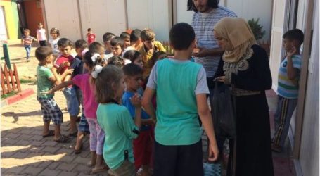 بمناسبة العيد..أتراك يوزعون مساعدات على أيتام سوريين بمدينة “هطاي”