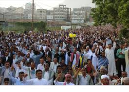 يمنيون يتظاهرون في تعز عقب أداء صلاة العيد للمطالبة برفع الحصار