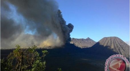 إجلاء 400 سائح جراء ثوران بركان في إندونيسيا