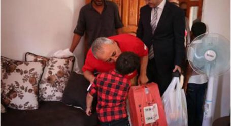 الهلال الأحمر التركي يوزع لحوم أضاحي على عائلات بغزة