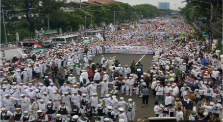 مظاهرات بإندونيسيا احتجاجا على إهانة حاكم جاكرتا النصراني للقرآن
