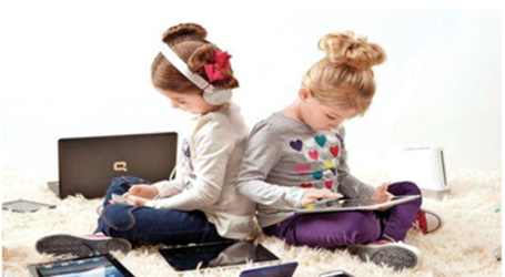 دراسة: إكثار الأطفال من استخدام الأجهزة الرقمية يقلل إنجازهم للواجبات المدرسية