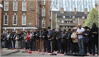 مسلم في بريطانيا يقدم 10 طن من الغذاء للمشردين