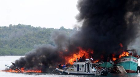 حريق يدمر ثلاثة قوارب صيد في ميناء بينوا في دينباسار بالي