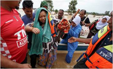 الفريق الصحي والطبي يساعدان ضحايا الفيضانات في ولاية كلانتان
