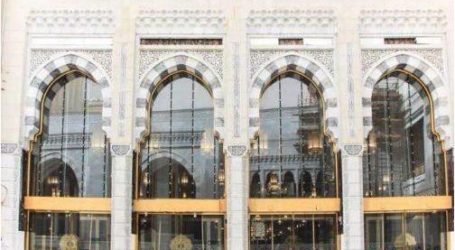 الأبواب الزجاجية للمسجد الحرام مكسوة بالذهب الخالص