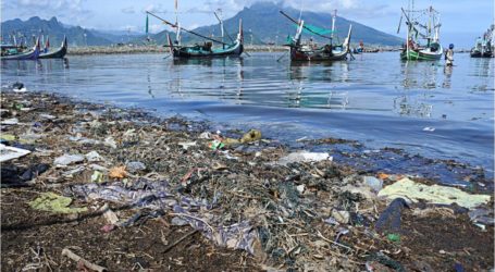 اليوم  الوطني للتوعية ضد النفايات :  جمع النفايات في المياه القريبة من جزيرة براموكا