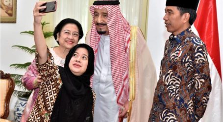 صورة تذكارية  مع العاهل السعودي الملك سلمان في جولته عبر آسيا