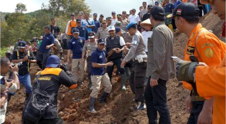 فرق الإنقاذ يواصل البحث عن 26 مفقودا في جاوة الشرقية جراء انهيار أرضي