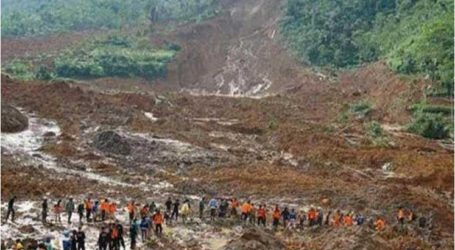 انهيار أرضي يدفن 27 شخصا في إندونيسيا