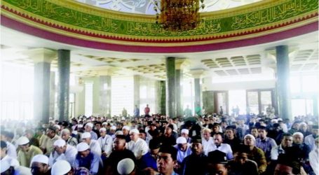 إمام المسجد النبوي يخطب في مسجد سلطان بن عبد العزيز بأندونيسيا