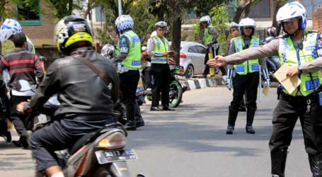 اندونيسيا … الشرطة توقع عقوبة قراءة القرآن على مرتكبي المخالافات المرورية