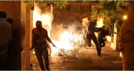 الشرطة الإسرائيلية تقمع المعتصمين في محيط المسجد الأقصى