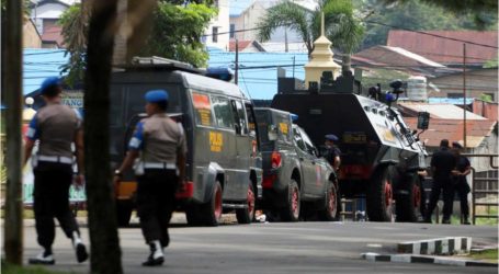 ضابطان من الشرطة الإندونيسية طعن من قبل مسلح مشتبه فيه