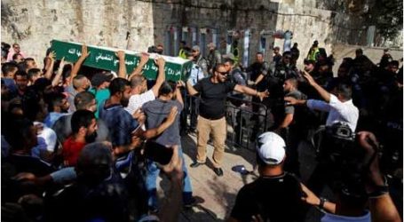 الشرطة الإسرائيلية تعتدي على معتصمين أمام “الأقصى” وتعتقل أحدهم