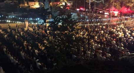 عشرات الآلاف يتحدّون الاحتلال ويؤدون الصلاة بمحيط المسجد الأقصى المبارك