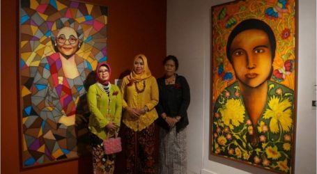 معرض يلتقط صور من أبطال إندونيسيا على الحرير