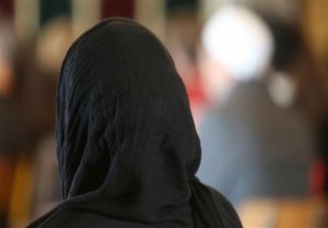 خمسة وثمانون ألف دولار لمسلمة أجبرت على نزع حجابها عند توقيفها في أمريكا