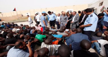 السلطات الليبية تلقى القبض على 164 مهاجرًا غير شرعى فى امساعد