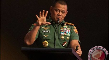قائد القوات الإندونيسية يوجه تعليمات  لفيلم عن التمرد الشيوعي