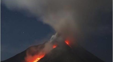 ماليزيا تنصح مواطنيها القريبين من بركان أجونج النشط بإندونيسيا بالحذر