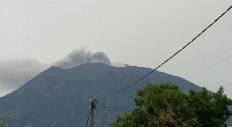 إندونيسيا تدعو لإجلاء 100 ألف من منازلهم بسبب ثوران بركاني وشيك