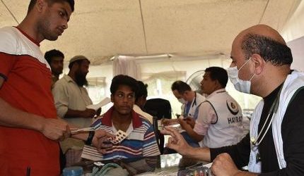 تركيا : جمعية تركية توزع مساعدات طبية على مسلمي الروهنغيا اللاجئين في بنغلادش