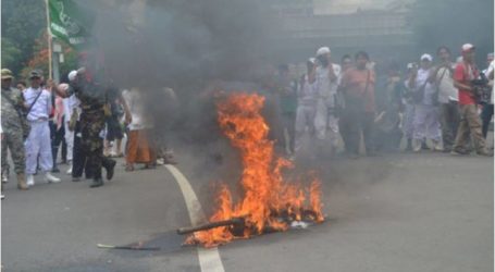محتجون في جاكرتا يحرقون علم الولايات المتحدة وإسرائيل أمام السفارة الأمريكية