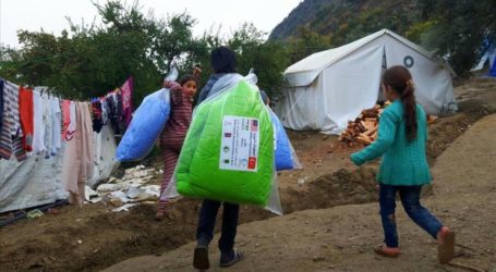 تركيا : جمعية تركية توزع مساعدات ماليزية على النازحين السوريين بإدلب