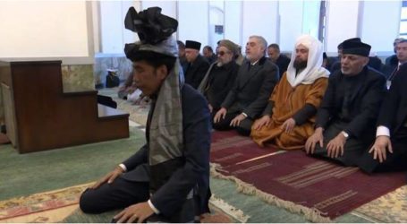 الرئيس جوكوي يؤم المصلين في مسجد في أفغانستان