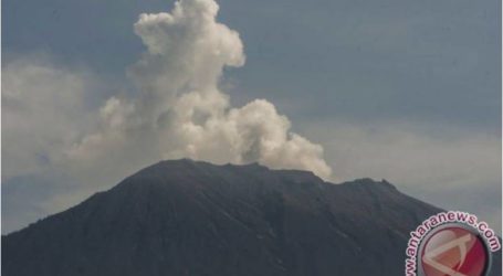 بركان جبل أغونغ لا يطلق السحب الساخنة بل الدخان والرماد البركاني فقط