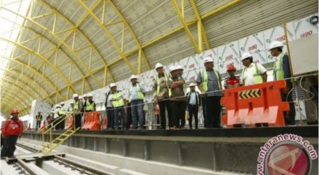 الحكومة تعد جنوب سومطرة بانهاء بناء السكك الحديدية الخفيفة في الوقت المحدد