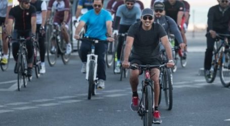 أمير قطر على دراجة هوائية في كورنيش الدوحة