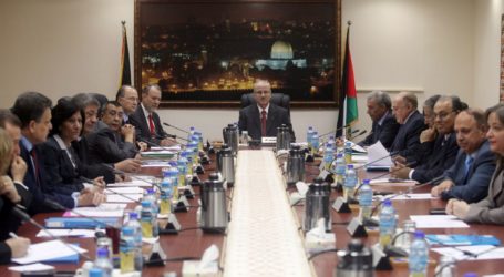 حكومة التوافق تقرر لأول مرة استيعاب 20 ألف موظف من غزة بشرط..!