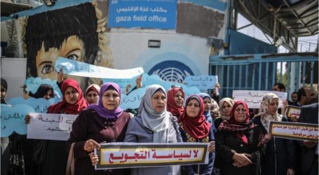 لاجئات بغزة يتظاهرن ضد إيقاف “أونروا” برنامجهن التشغيلي