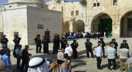 عشرات المستوطنين يقتحمون المسجد الأقصى أمس الأحد