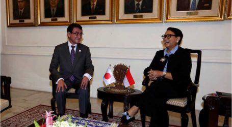 وزير خارجية اليابان يزور مشروع النقل السريع في العاصمة جاكرتا