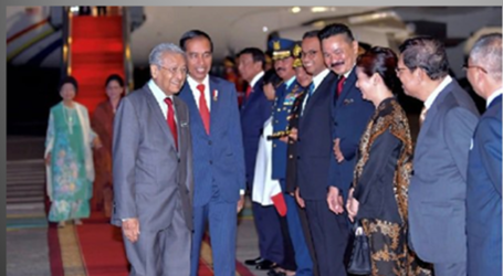الرئيس جوكووي يستقبل رئيس الوزراء الماليزي مهاتير محمد في مطار حليم  بيرداناكوسوما في جاكرتا