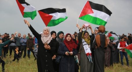 مئات الفلسطينيات تشارك في مسيرة العودة الكبرى شرق غزة