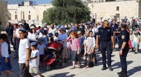 مئات المستوطنين الصهاينة يقتحمون المسجد الأقصى