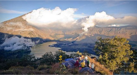 عشرات متسلقين ماليزيين عالقون على جبل رينجاني بإندونيسيا