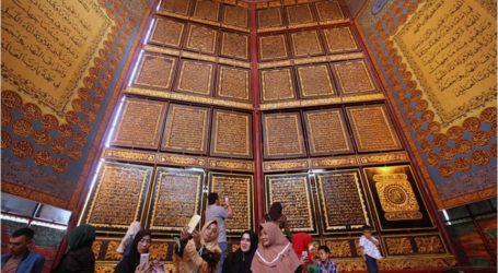 على ألواح خشبية ضخمة.. “القرآن الأكبر” يبهر السياح في إندونيسيا