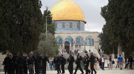 عشرات المستوطنين يقتحمون المسجد الأقصى بحماية شرطة الاحتلال