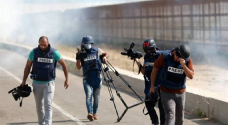 إصابة صحفيين بالاختناق خلال تفريق الجيش الإسرائيلي وقفة قرب رام الله